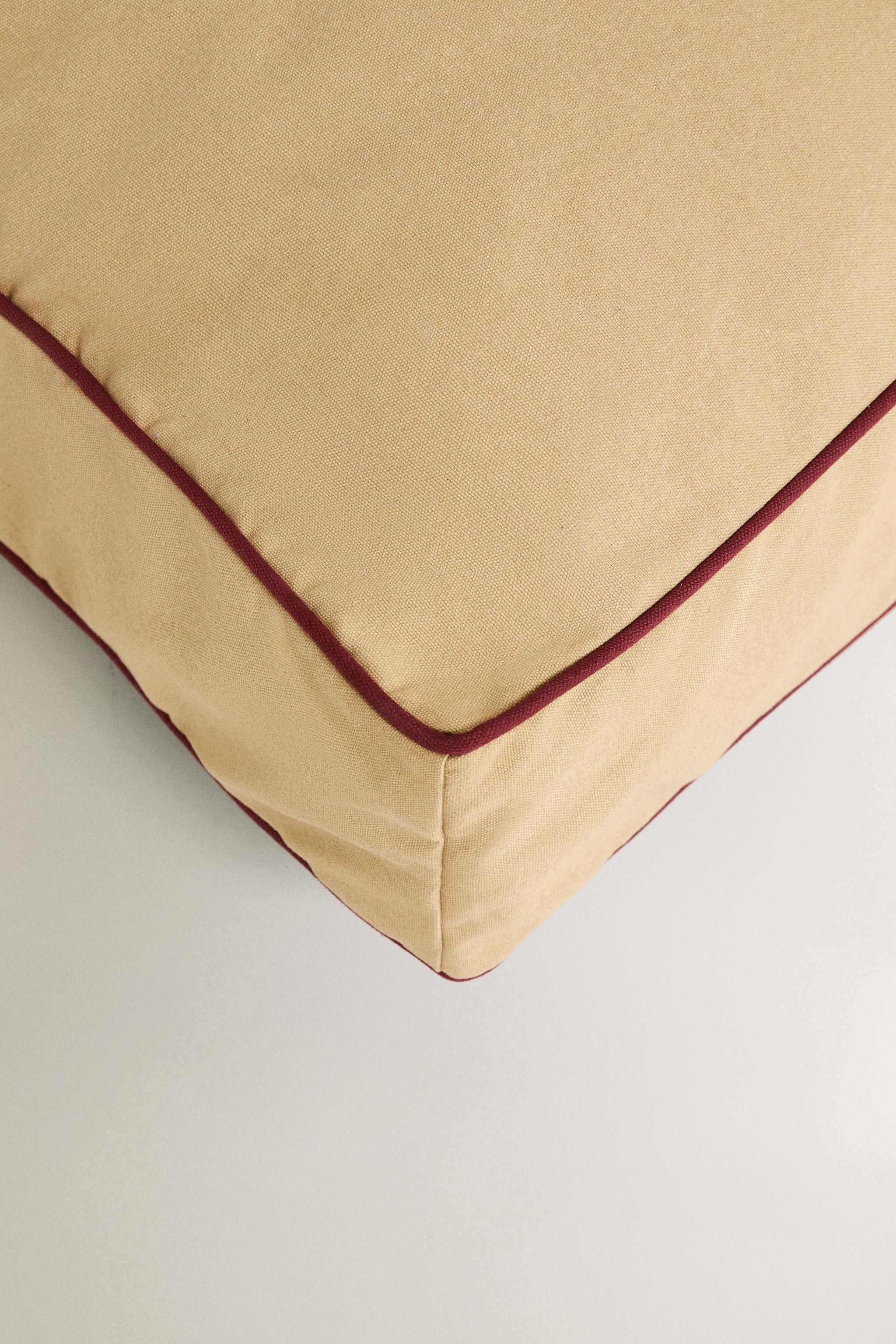 XL FLOOR CUSHION WITH PIPING FOR PETS